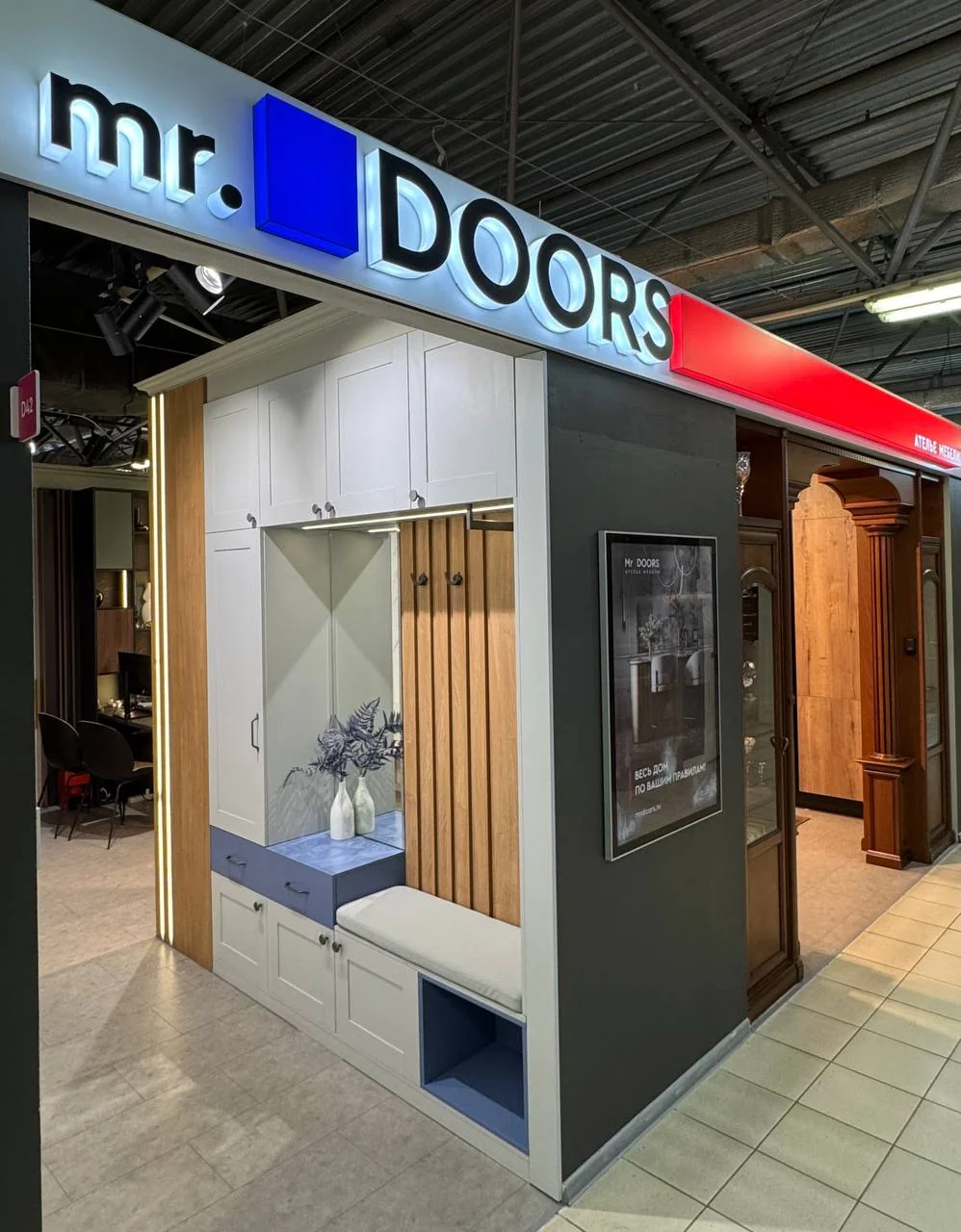Прихожая с встроенной мебелью и вывеской Mr.Doors в салоне