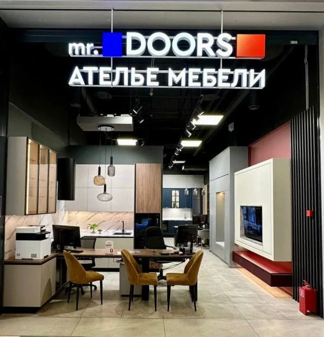 Кухня с мраморной столешницей и встроенным рабочим местом